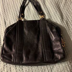 Beautiful black leather shoulder bag. Tory Burch. Gold detail. EUC